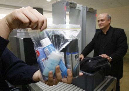 Denne situation kender de fleste fra lufthavnens sikkerhedskontrol. (Foto: Spanien i dag)