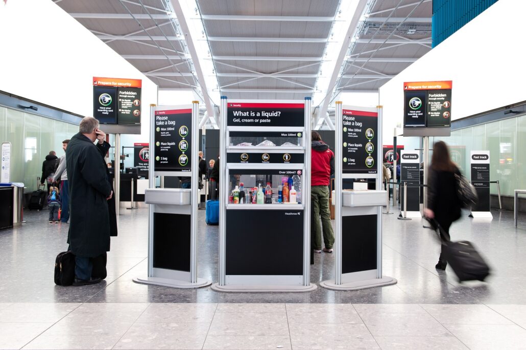 Der er mange ting, man skal holde rede på, når man skal ud at flyve. Nu skal man også huske den tid, man har booket til at komme igennem Security( (Foto: BAA Airports)