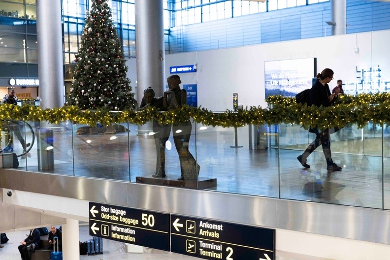 Her i december møder passagererne julestemning overalt i Danmarks største lufthavn. (Foto: Københavns Lufthavn)