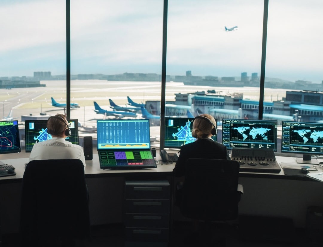 Det er lige så vigtigt for fodbold-dommere at have en klar kommunikation med deres VAR-assistenter i baggrunden, som det er, når piloter er i kontakt med flyveledere nede på jorden. (Foto: Eurocontrol)