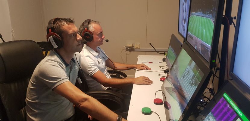 VAR eller Video Assistant Referees er specialister, der sidder foran store skærme i en tv-central og tjekker alle mulige kameraer i forbindelse med fodboldkampe. (Foto: Niko4it / Wikimedia)