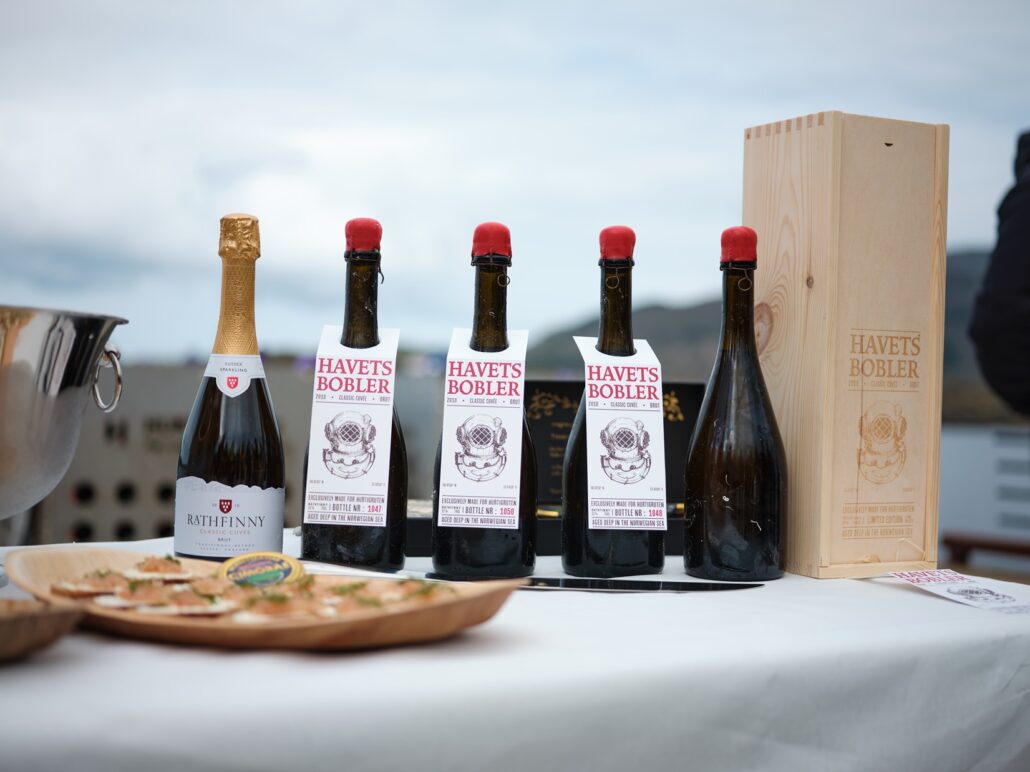 Hurtigruten lagrer sin egen champagne 15 meter under havvand i et halvt år, inden den serveres ombord. (Foto: Hurtigruten)