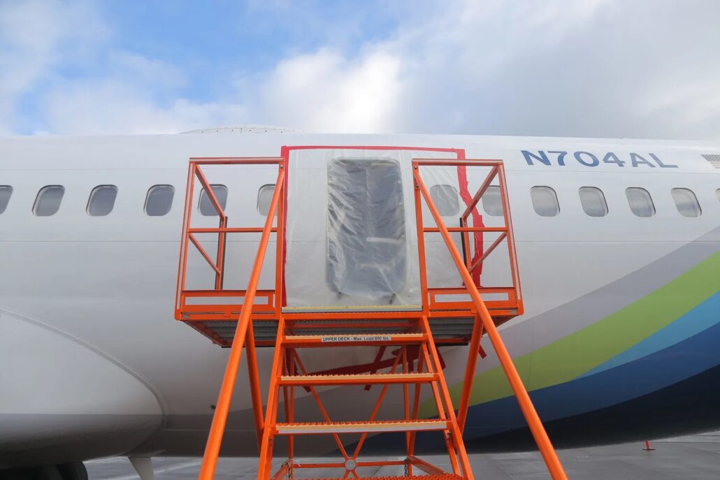 Det var afdæknings-panelet over den skjulte nødudgang, der blæste ud af Boeing 737 MAX-9 flyet. (Foto: NTSB)