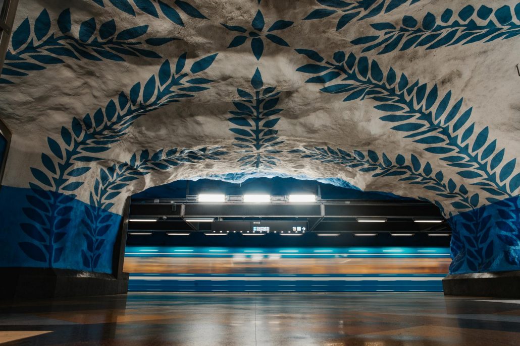 Conde Nast Travellers’ læsere er dybt bedåret af Stockholms metro-stationer, der bliver beskrevet som et mange kilometer langt galleri. (Foto: Max Avans)