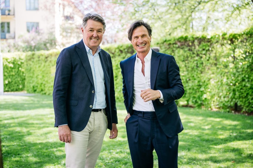 Norwegian boss Geir Carlsen (til venstre) og Petter Stordalen, der er topchef for Strawberry hotellerne, kan fejre, at den nye virtuelle Spenn valuta nu er gået i luften. (Foto: Erik Krafft / Norwegian)