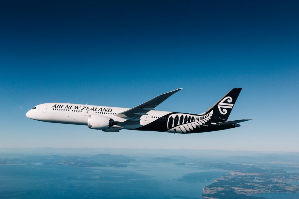 Udvendigt var der ikke noget at se på Boeing 787 Dreamliner flyet, men indvendigt var det forvandlet til en julestue med lysshow. (Foto: Air New Zealand)
