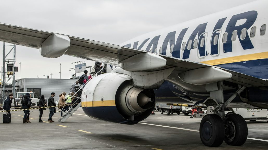 Ryanair har ikke just gjort sig populær i Jylland, efter at det irske lavpris-selskab har meddelt, at man lukker alle sine flyruter til og fra Billund og Aalborg fra den 1. april. (Foto: Lucas da Costa e Silva / Unsplash)