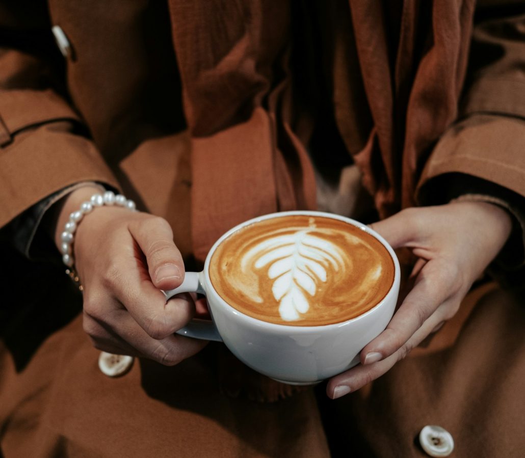 Det er sjældent, at vi oplever en rigtig god kop kaffe på et rutefly. (Foto: Ahmed / Unsplash)