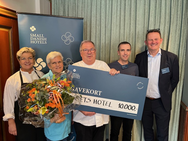 Kromand Peter Otte, der netop er fyldt 72 år, har drevet Danmarks bedste hotel i en menneskealder. Her ses han bl.a. sammen med hustruen Bodil, datteren Hanne og sønnen Lars Peter, der alle er med i driften af hotellet. (Foto: Agerskov Kro & Hotel)
