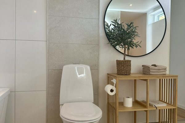 Grund Beige dekorplatta badrumsrenovering