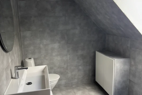 grund-ljusgra-vagg-och-golvplatta-badrumsrenovering-trendwall