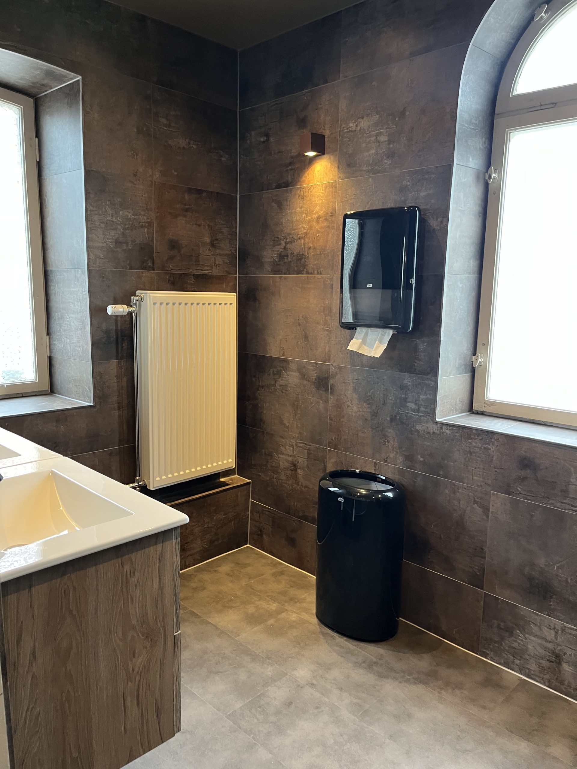 Efter renovering — välvt fönster med dekorplattor, Hotel Chaplin