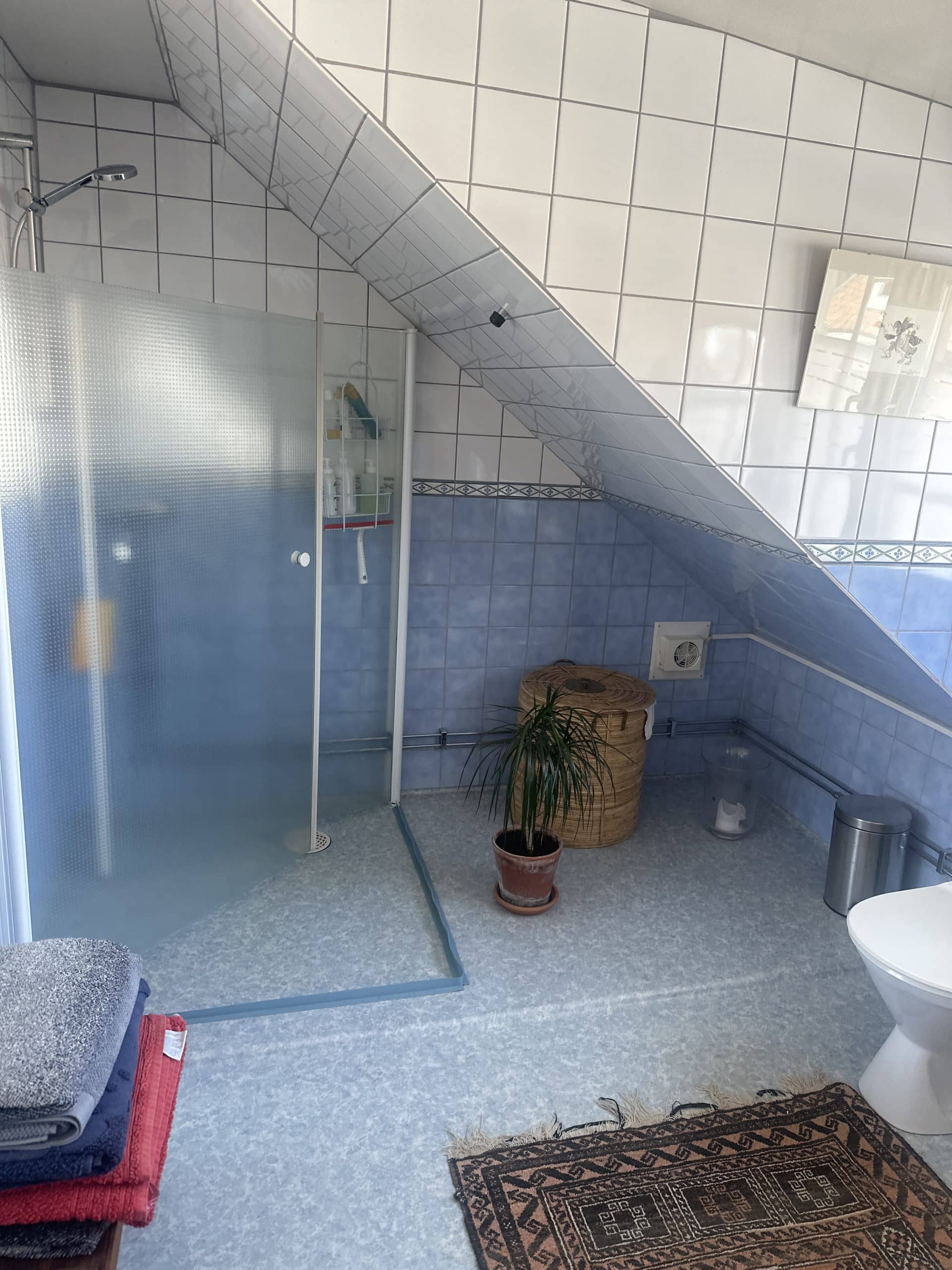 Duschrum före renovering med blått kakel