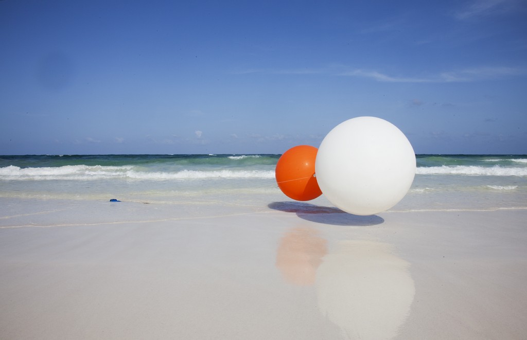 Stillbillede fra Janaina Tschäpes videoværk 'Ballgame', 2012