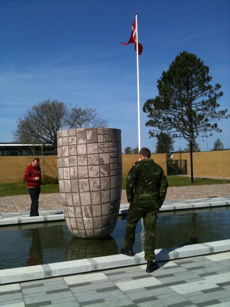 Fra indvielsen af Laila Westergaards 'Granat' på Hjørring Kaserne, april 2014