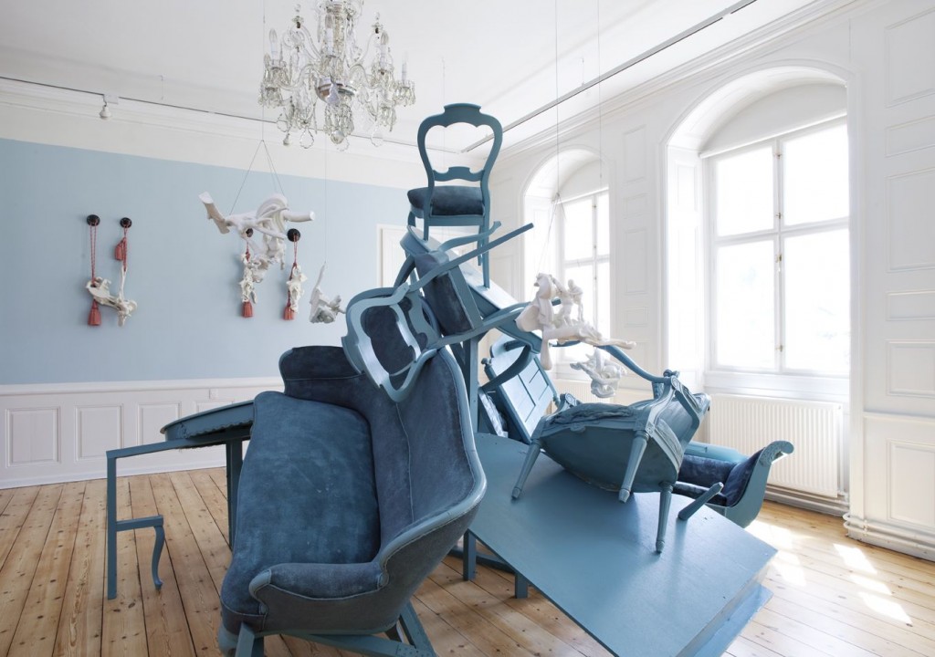 Installationshot fra Louise Hindsgavls udstilling 'Power. Porcelæn. Poesi' på Rønnebæksholm