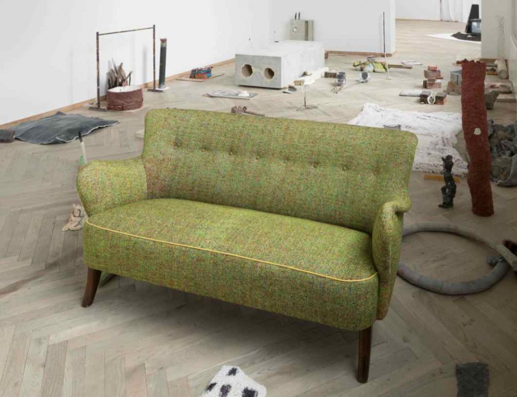 Morten Modins sal, inklusiv sofaen, der er betrukket med stof, han ikke bare selv har vævet, men hvor han også har indfarvet hver en tråd først! Foto: Anders Sune Berg