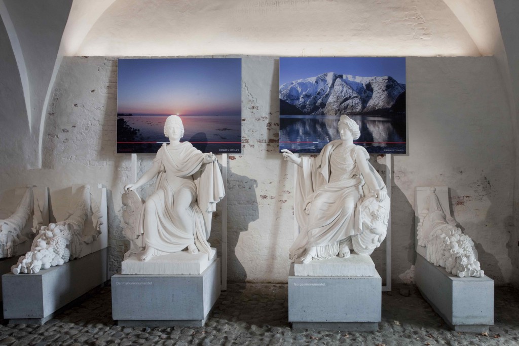 To af Britt Smelværs fotografier bag monumenterne for Danmark (til venstre) og Norge. Foto: Erling Jeppesen
