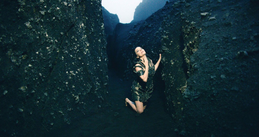 Stillbillede fra Björks 'Black Lake', 2015. Courtesy of Wellhart and One Little Indian.