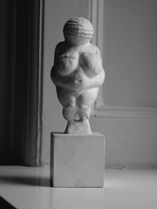 Venus fra Willendorf, ca. 24000 - 22000 f.v.t., afstøbning, vurdering: 350 kroner