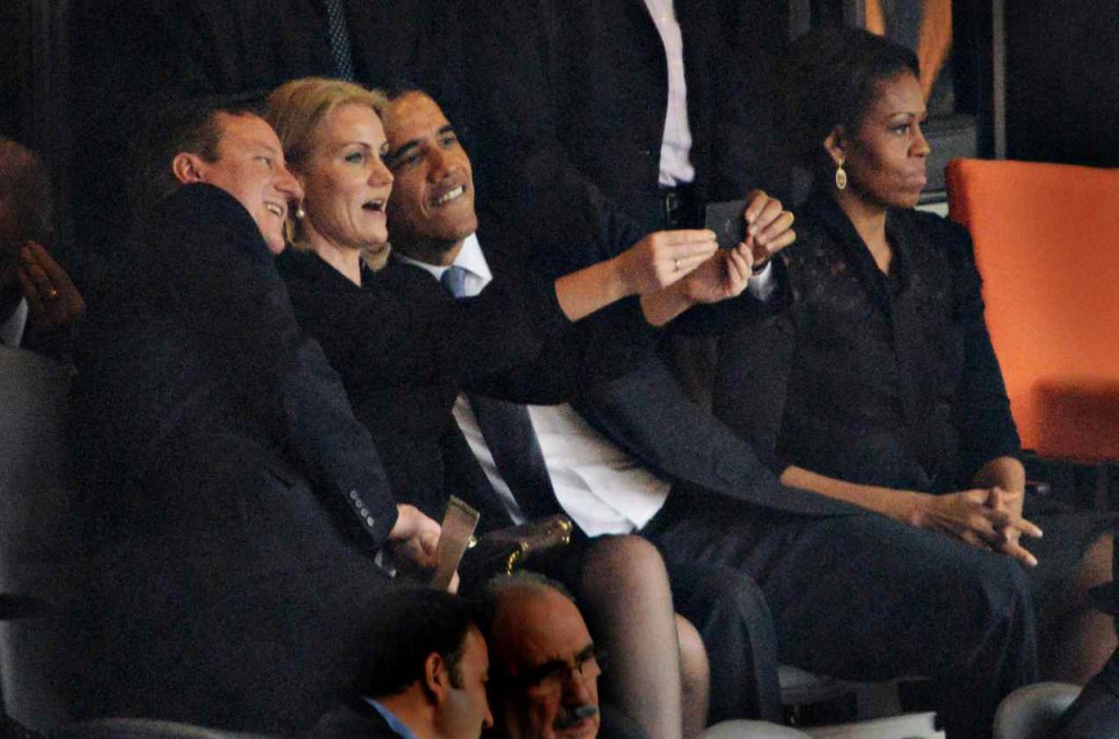 Helle Thorning-Schmidt tager selfie med Barack Obama og David Cameron ved Nelson Mandelas begravelse i 2013. Foto: Roberto Schmidt/AFP