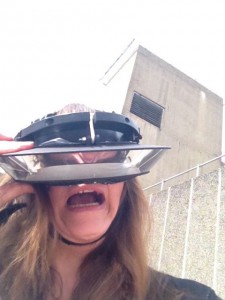 Iført Carsten Höllers brillehjelm, der vender verden på hovedet. Hayward Gallery, London, sommeren 2015