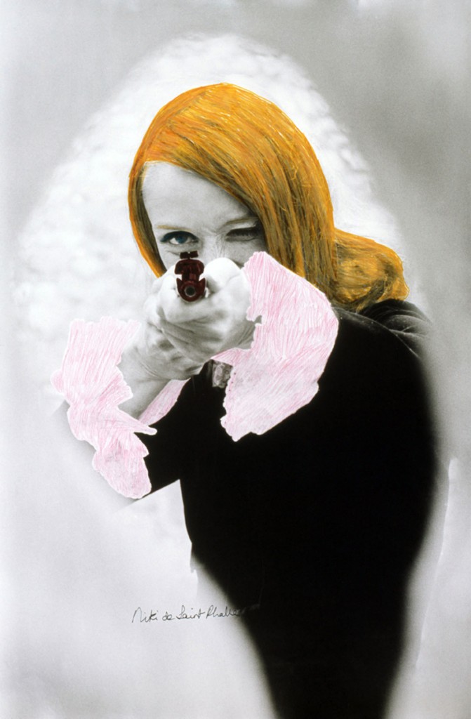 Niki de Saint Phalle shooting (colored Film-Still of "Daddy"), 11972. © 2015 NIKI CHARITABLE ART FOUNDATION, All rights reserved. Foto: Schamoni Film