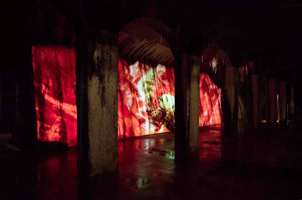 Den 15 meter lange videoprojektion går i stoflig symbiose med den rå væg, den vises på. Foto: Anders Sune Berg