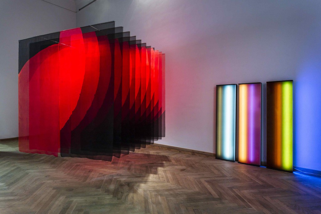 Janne Nes' 'Rød' (tv.) og Christina Augustesens 'Colour Spaces Spring' på Forårsudstillingen, 2016. Foto: Christoffer Askman