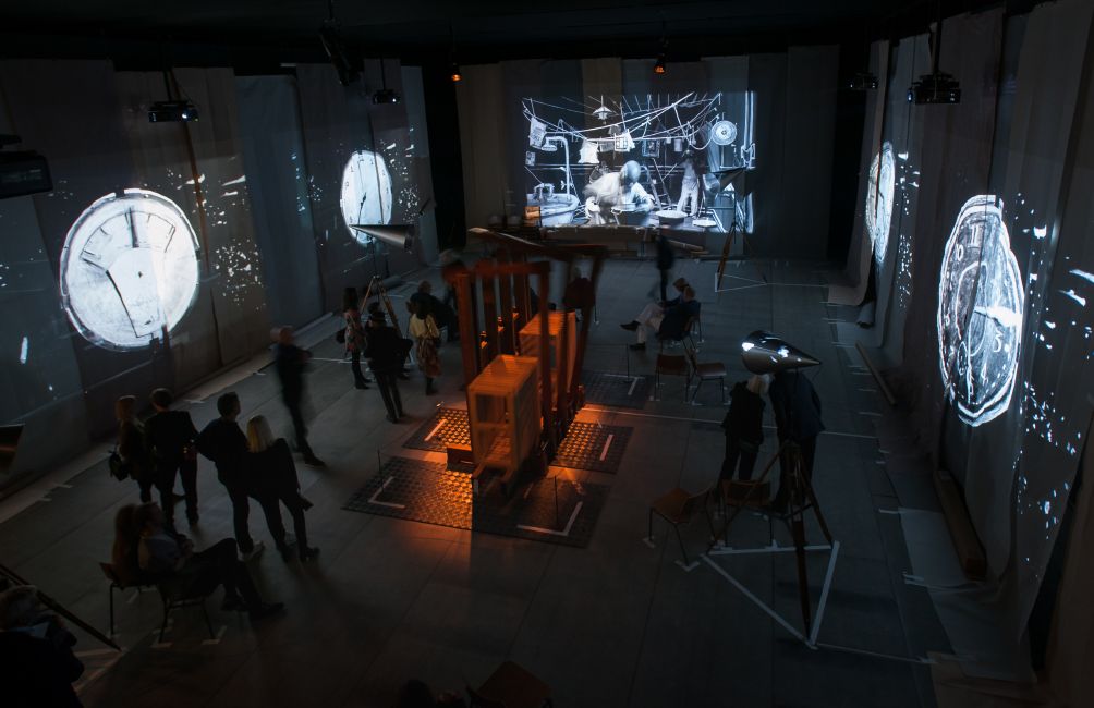 Selvom William Kentridges installation 'The Refusal of Time' fra 2012 faktisk befinder sig inde i udstillingen 'Fire Under Snow', så er værket tilsyneladende en del af 'Illumination' - og helt forrygende, dét er det!