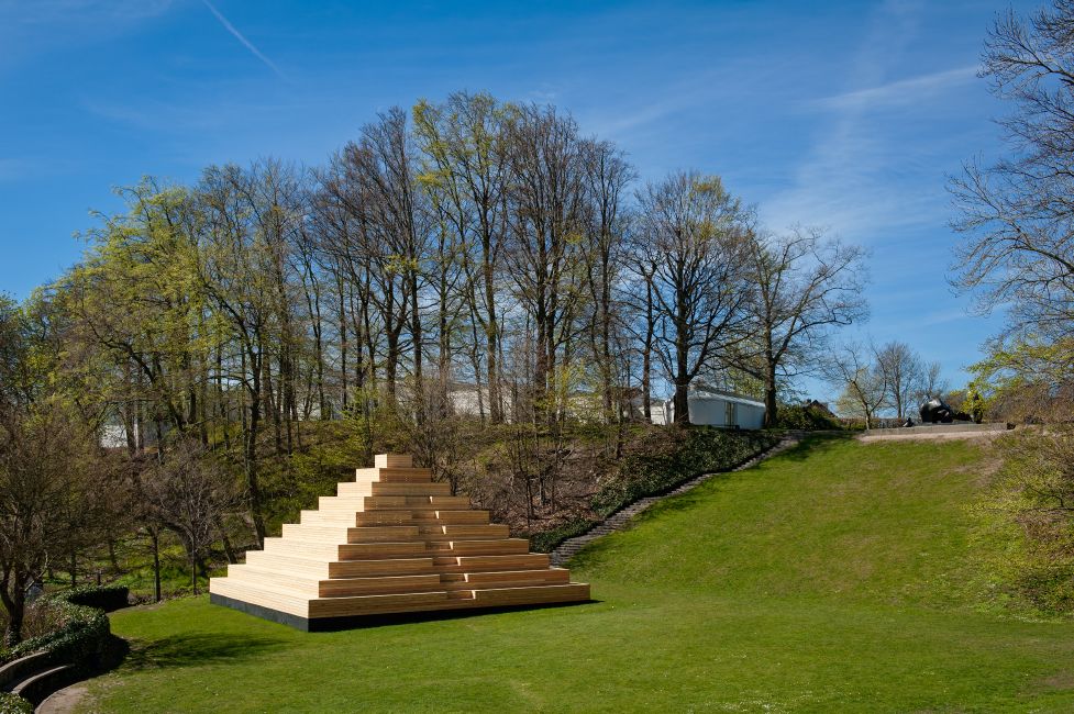 Poul Gernes' 'Pyramide', opført på Louisiana, 2016. Foto: Kim Hansen/Louisiana
