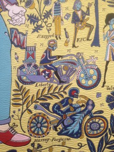 Detalje med Perrys motorcykel (med påskriften 'Liberty') fra gobelinen 'The Walthamstow Tapestry', 2009. Eget foto fra ARoS