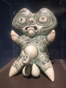 Grayson Perry: 'Tomb Guardian', 2011. Private collection. Perry leger her dels med middaelalderens 'sheela-na-gigs'-figurer, hvor kvinder demonstrativt åbner deres køn, dels med den maskuline rejsning, der her gengives i absolut humoristisk version! Eget foto fra ARoS