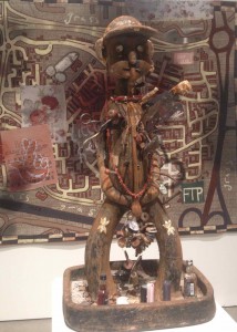 Grayson Perrys skulptur 'King of Nowhere', 2015, og vægtæppet 'The Digmoor Tapestry', 2016, er begge inspireret af hans oplevelser under optagelserne til tv-serien 'All Man', der undersøger maskulinitet i det 21. århundrede, hvilket bragte Perry til blandt andet Nordenglands bandeområder. Inspirationen er hentet i traditionel, afrikansk kunst - ikke helt ulig Jake & Dinos Chapmans serie 'The Chapman Family Collection' fra 2002