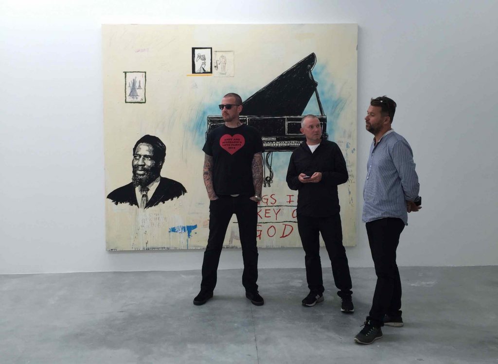 Wes Lang (til venstre9 i V1 Gallery med galleriejer Mikkel Grønnebæk og kunstsamler Jens-Peter Brask, 2016