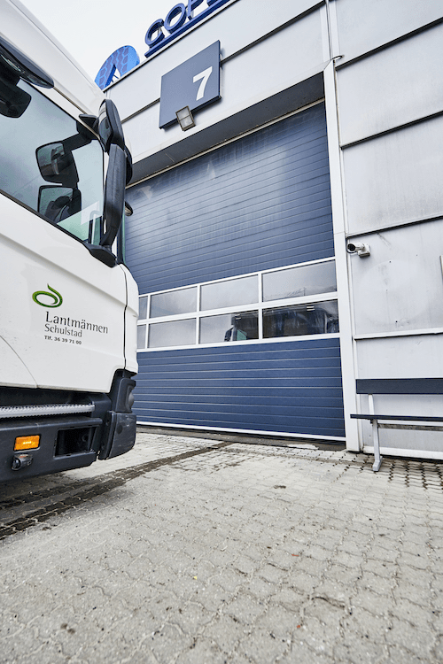 Gif der viser lastbil, der skal vaskes og kører ind i vores vaskehal