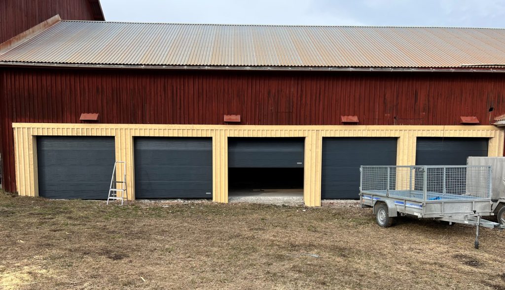 Ladugård med nyinstallerade garageportar