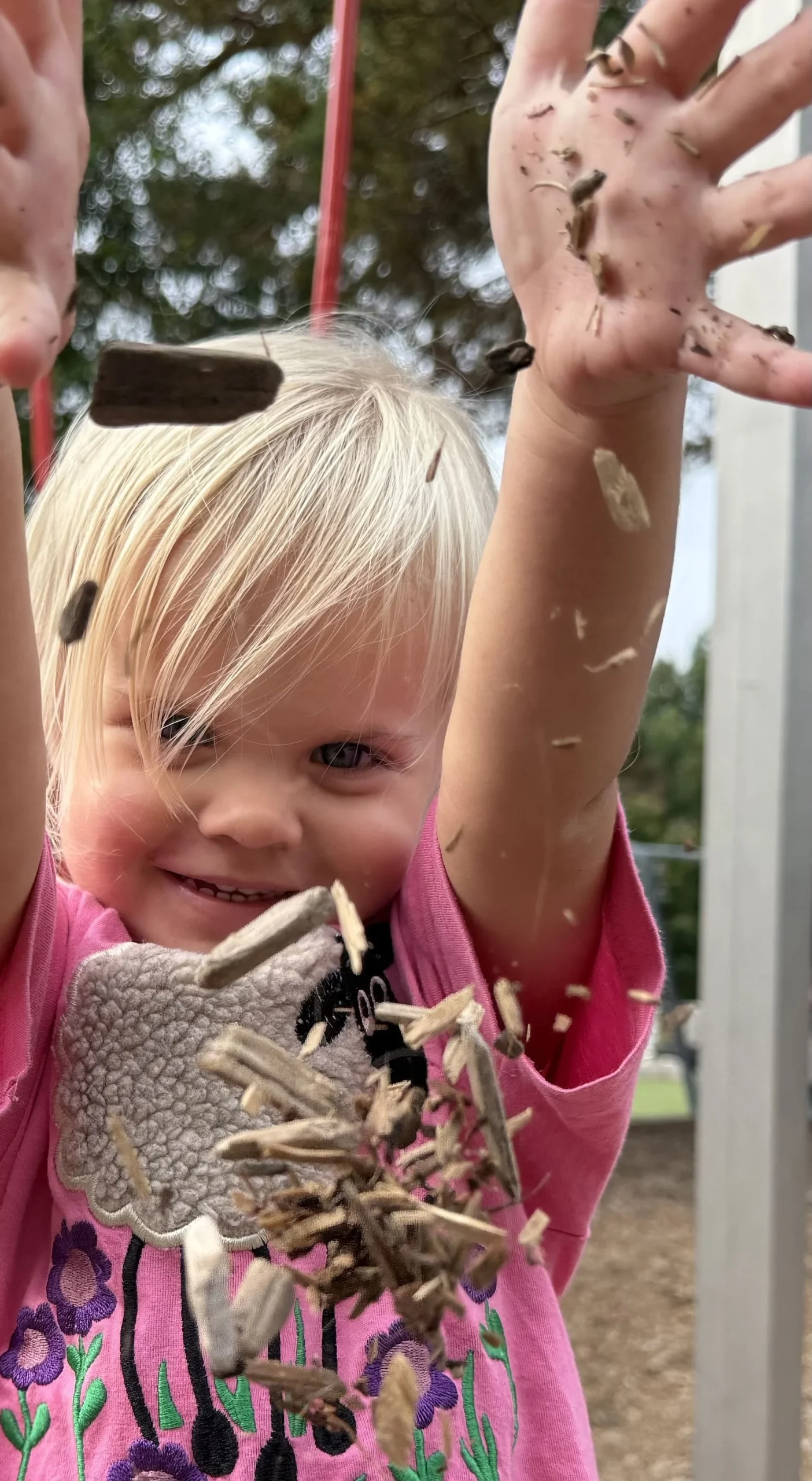 barn leker med träflis