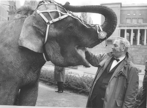Arnardo og sirkuselefant på 60-tallet. Eier: Sirkus Arnardo