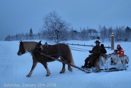 Kanefart i et snødekt vinterlandskap