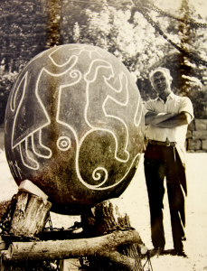 Kunstner Einar Dale lagde ristningene – naturen hadde selv ordnet den perfekte formen på stenen.Foto: privat