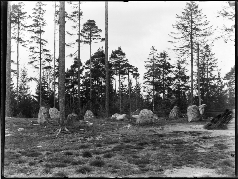 Stensetting på Tingstad i 1923. Foto: Christian Emil Larsen