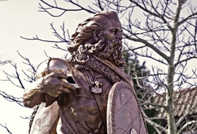 Monument av Harald Hårfagre, der han står på Havnaberg og vokter Haugesund havn.