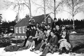 Holleby skole med elever i 1960