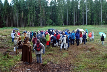 Under åpningsseremonien av Opstadfeltet ble de fremmøtte møtt med musikk sang og slik den kanskje lød i jernalderen. Foto: Erling Bakken.