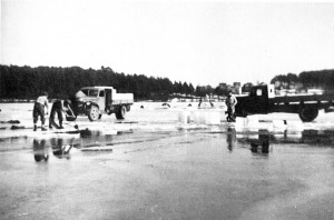 <center><em>Isskjæring på Tunevannet i 1946. <br /> Fotograf: ukjent.</em></center>