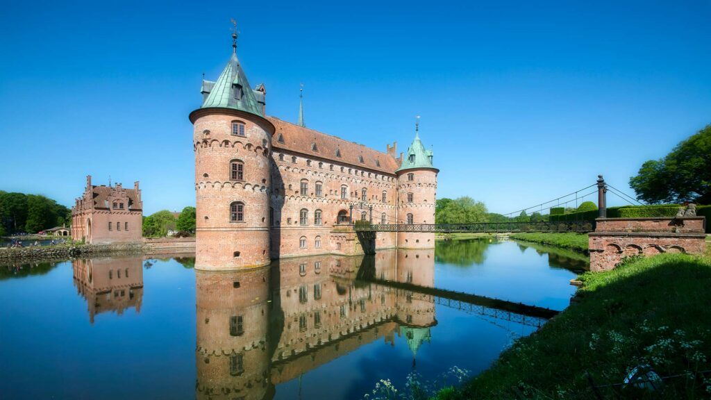 Utsikt över Egeskov slott i Danmark