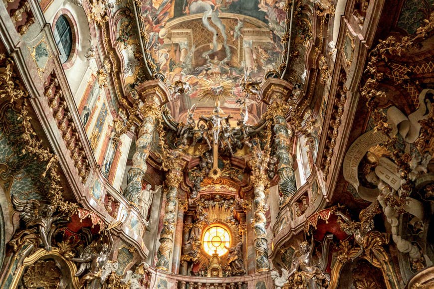 Utsmyckad interiör av Asamkirche katolska kyrkan i München, Tyskland