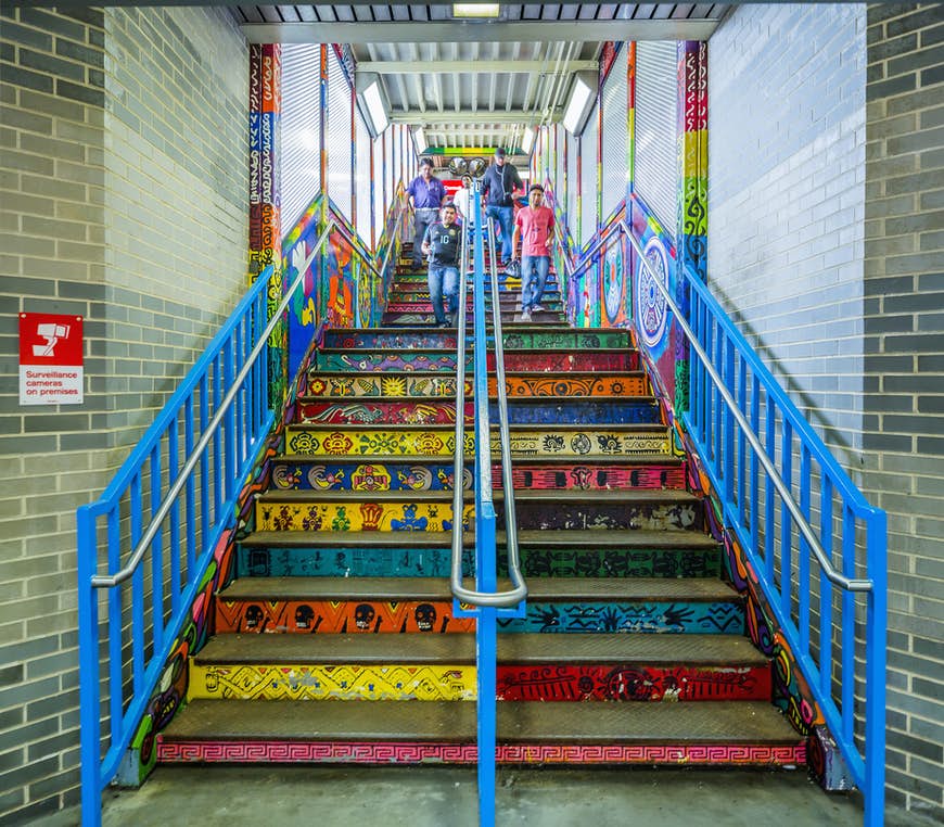 Avfarten från en tunnelbanestation täckt av färgglad gatukonst