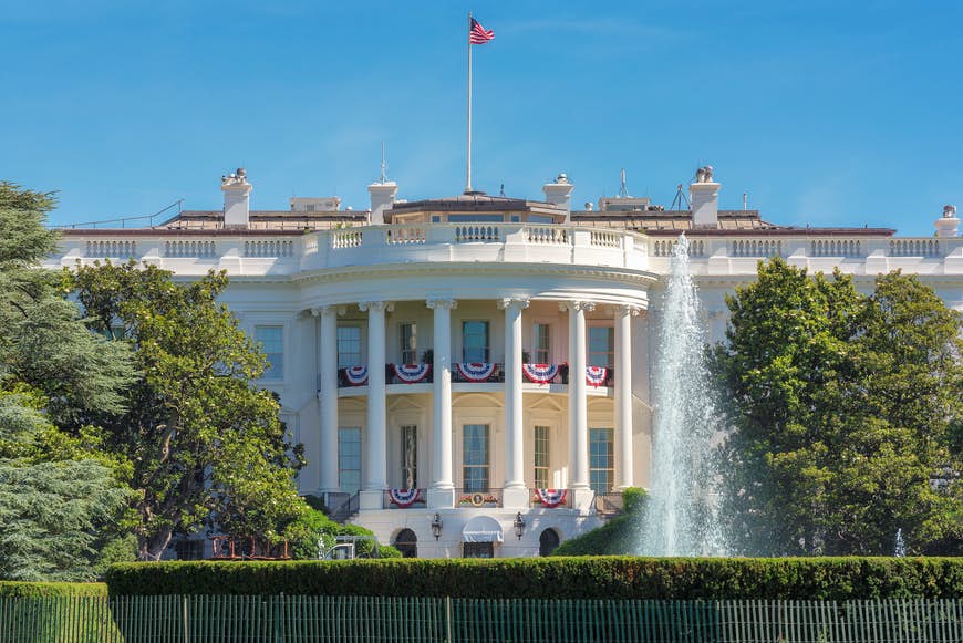 Vita huset i Washington DC med vacker blå himmel på sommaren.